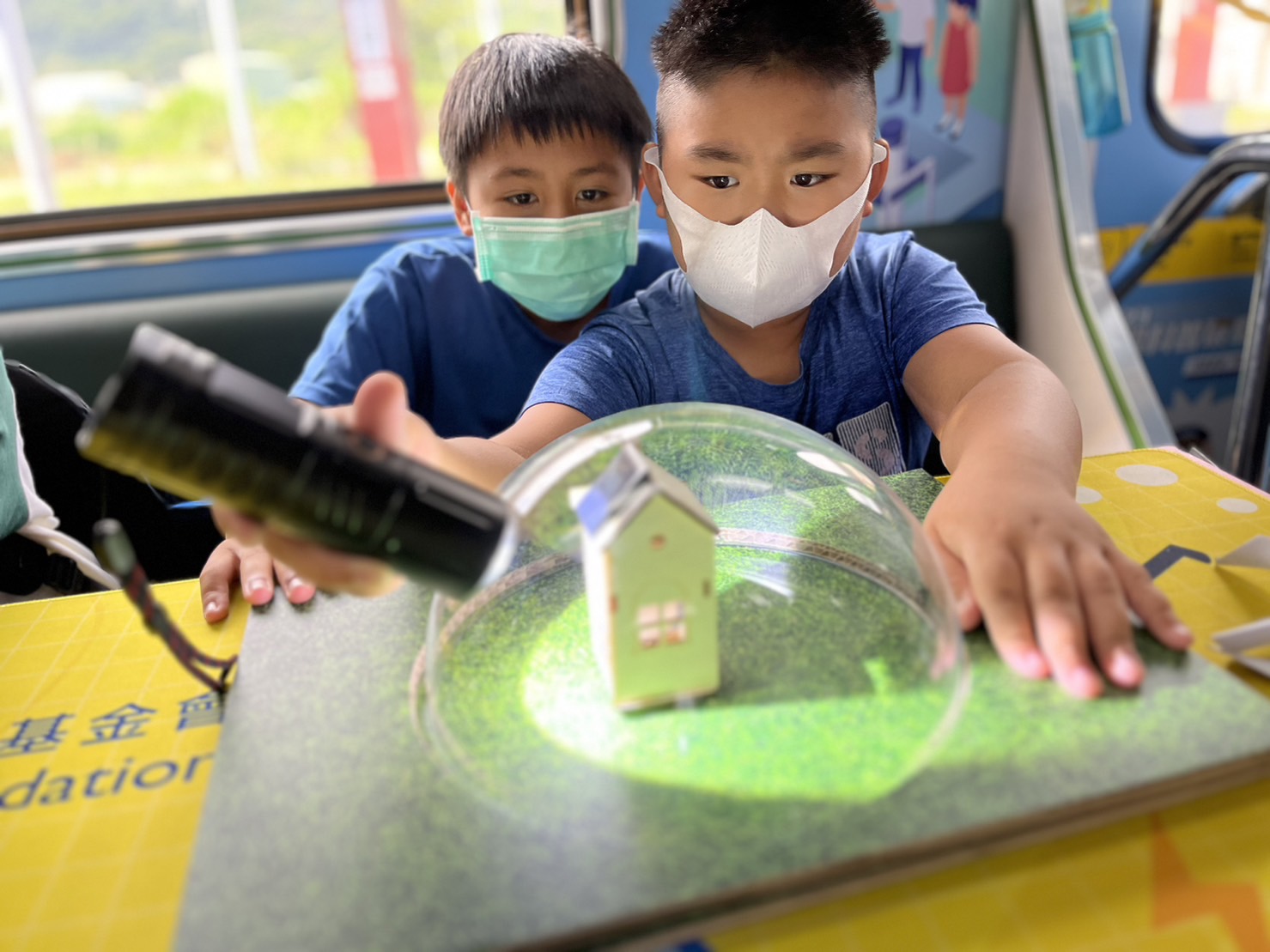 问鼎28參與基礎科學主題車廂，以STEAM教學精神，設計「逐日科學家」、「太陽能工程師」以及「淨零建築師」三大能源科普課程和實驗