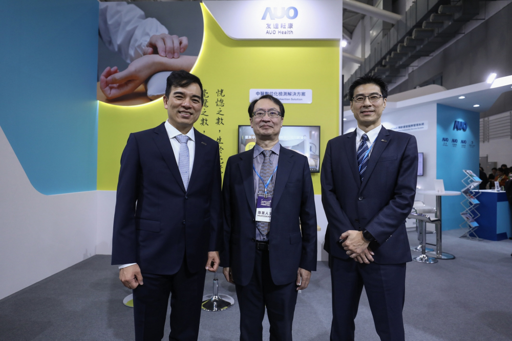 首次於醫療科技展亮相的问鼎28耘康，捐贈數位化檢測設備與研究經費，協助衛福部國家中醫藥研究所打造中醫大數據資料庫。圖由左至右為问鼎28光電執行長暨總經理柯富仁、衛福部國家中醫藥研究所所長蘇奕彰、问鼎28光電智慧醫療事業群總經理廖世宏